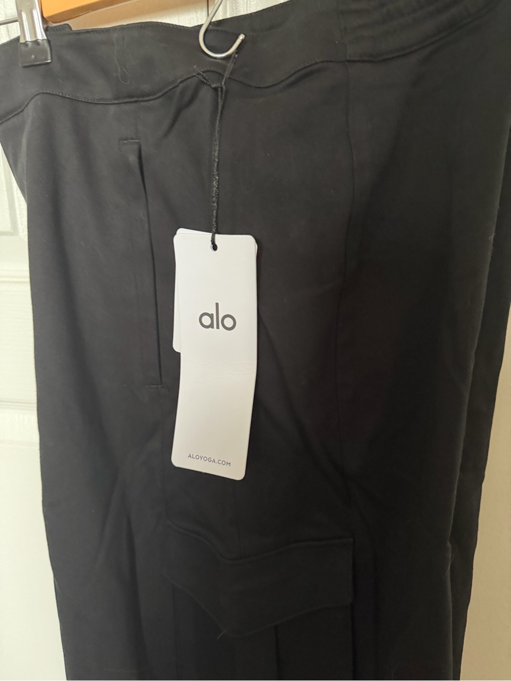 ALO Yoga Black Wide-Leg Cargo Pants - Picture 5 of 7